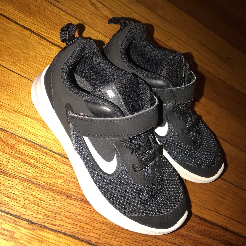 Black Nike Revolution